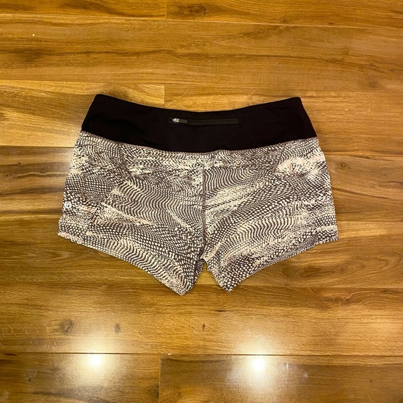 Never worn Size 8 lululemon shorts - Picture 4 of 5